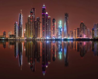 Uzun boylu Dubai Yat Limanı gökdelenler olarak Palm Jumeirah UAE üzerinden görüldü.