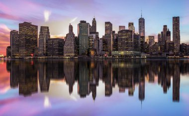 New York, Amerika Birleşik Devletleri Amerika - 28 Nisan 2017: New York'un Manhattan skyline panorama günbatımında ışıklarla aydınlatılmış alacakaranlıkta binada gökdelenler ile