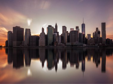 New York, Amerika Birleşik Devletleri Amerika - 28 Nisan 2017: New York'un Manhattan skyline panorama gece karanlığında oluşturmak gökdelenler ile.