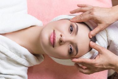 Yüz masaj. Genç kadın Başlarken kaplıca tedavisi, yakın çekim, kameraya bak