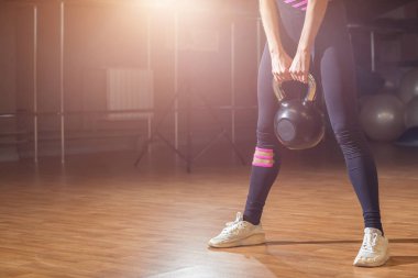 Spor salonunda kettlebell ile fonksiyonel fitness egzersizi