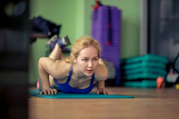 Sportschool opleiding push-ups. — Stockfoto