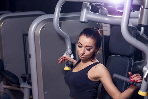 在健身房工作一台机器上的女人 — 图库照片