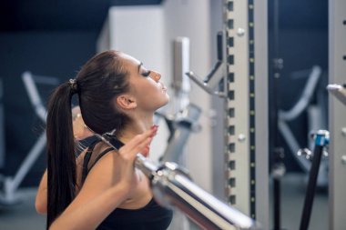 barbell ile çalışan kadın uygun