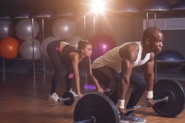 Deadlift için hazırlanması ve barbell tutan kişiye kadar uygun. Yatay kapalı