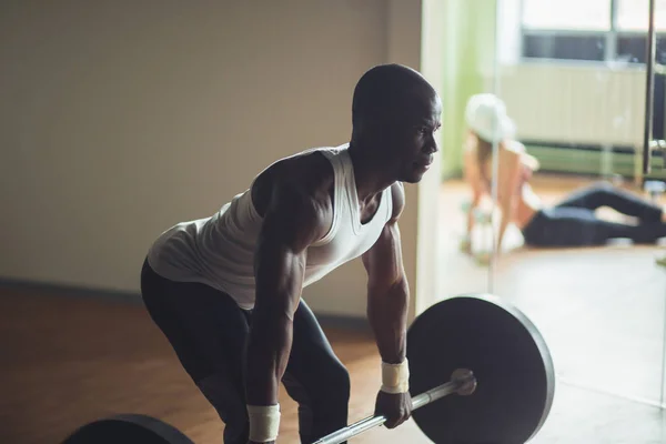 Junger Mann ohne Hemd beim Kreuzheben im Fitnessstudio. Nach Motivation schreien — Stockfoto