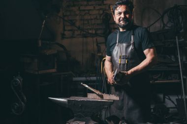 Alt kullanarak açı değirmeni fabrika ve kıvılcım atma