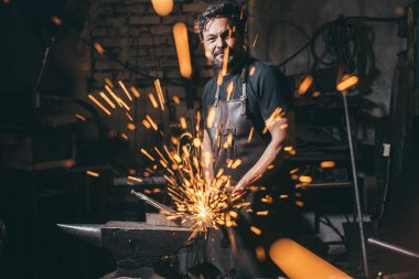 açı değirmeni kullanan adam kıvılcım