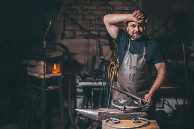 Demirci Atölyesi ter silmek