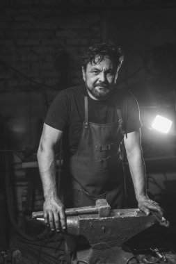 Serin demirci portre atölye