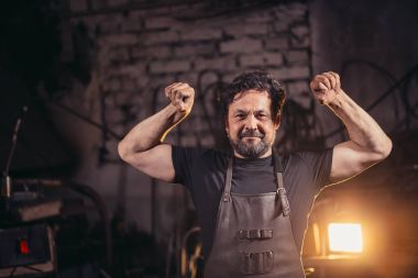 Serin demirci portre atölye