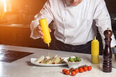 et suyu veya sos etin üzerine Müşteri'ye hizmet önce dökülen bir restoranda yemek kadar kaplama Şef elini ve et suyu tekne görünümü kapatın