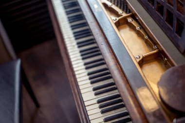 Seçici odaklı piyano klavyesi arkaplanı. Sıcak renk tonlu resim