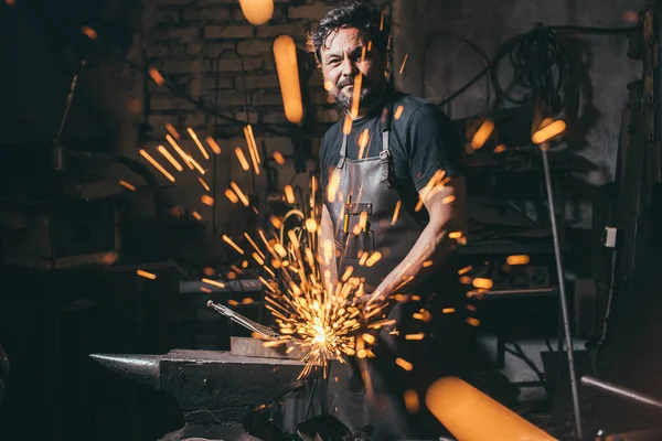 Homem usando faíscas ângulo moedor — Fotografia de Stock