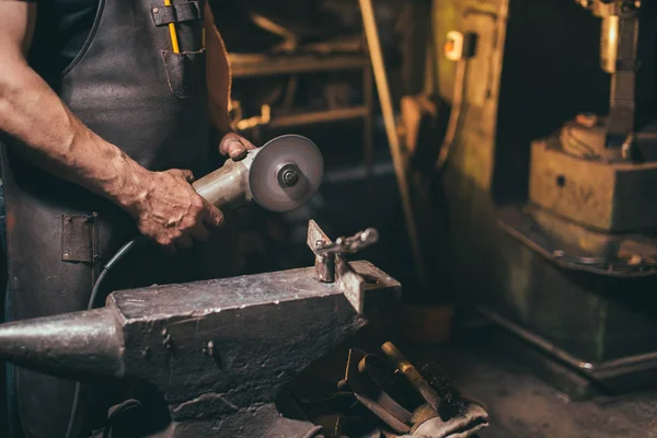 Trabajador usando amoladora angular en fábrica y lanzando chispas — Foto de Stock