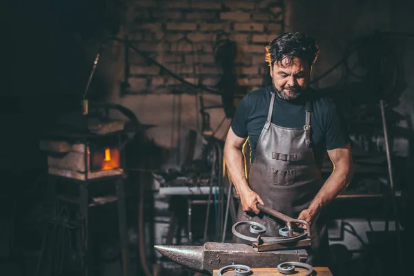 Fucina, lavoro del fabbro, metallo caldo — Foto Stock