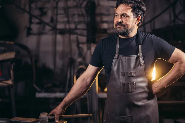 O retrato do ferreiro se preparando para trabalhar metal na bigorna — Fotografia de Stock