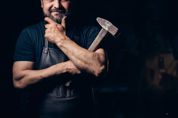 Retrato de herrero fresco con barba en el taller —  Fotos de Stock