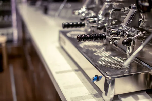 Bereidt espresso in zijn koffie shop close-up — Stockfoto