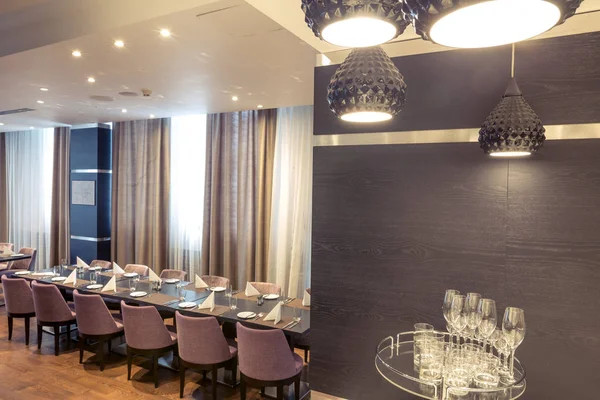 Bir Meksika restoranı ile çatı katı tarzında Half-lighted salonunda açık mutfak arka planda. Mutfak önünde çok renkli sandalyeler ve koltuklar ile ahşap tablolar vardır. Kanepeler var