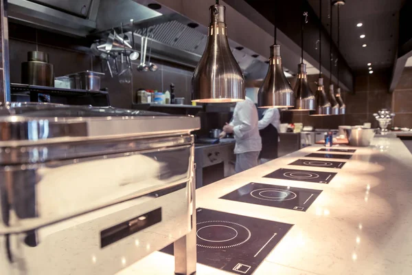ห้องครัวมืออาชีพเคาน์เตอร์มุมมองในสแตนเลส โบเกห์  . — ภาพถ่ายสต็อก