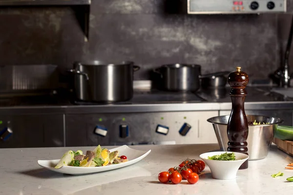 ห้องครัวมืออาชีพเคาน์เตอร์มุมมองในสแตนเลส โบเกห์  . — ภาพถ่ายสต็อก