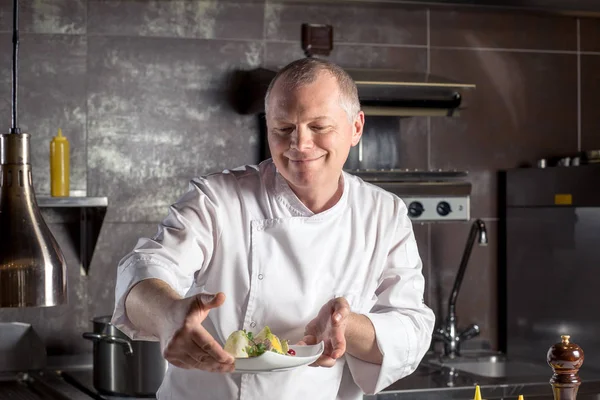 Mannelijke koks bereiden maaltijden in de keuken van het restaurant — Stockfoto