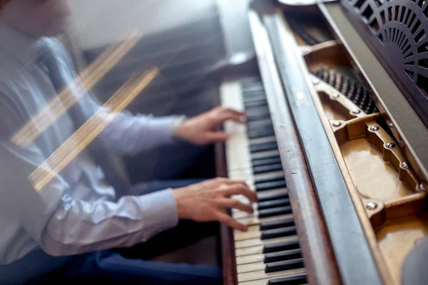 Musiker spelar piano i kyrkan med vintage filter. — Stockfoto