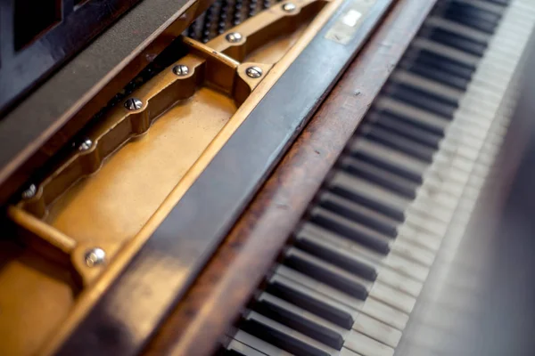 Zbliżenie klawiszy fortepianu. bliski widok z przodu. — Zdjęcie stockowe