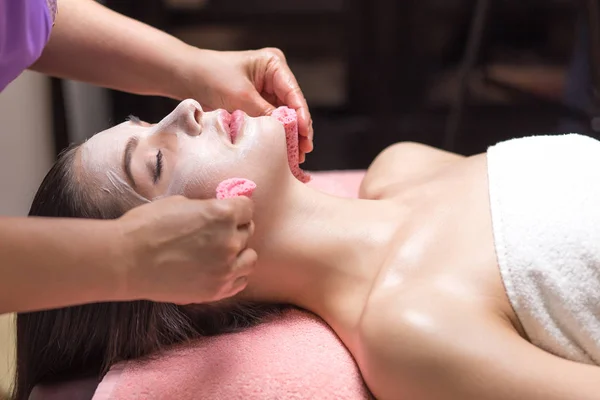 Güzellik salonunda maske takan güzel bir kadın. Fırçalı el — Stok fotoğraf