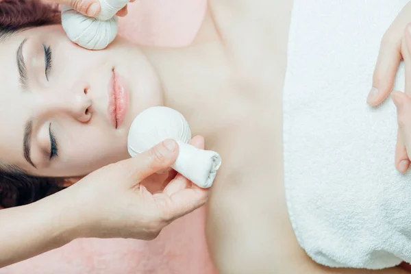 Massagem facial tailandesa com sacos de uva — Fotografia de Stock