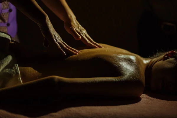 Ręce masażysty szczegół robi spin masaż. niski klucz zdjęcie — Zdjęcie stockowe