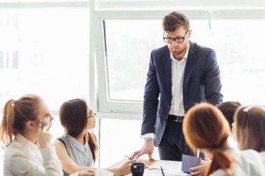 iş, teknoloji ve office kavramı - erkek patron iş ekibine konuşan gülümseyen