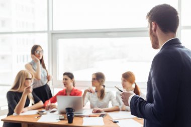 iş, teknoloji ve office kavramı - erkek patron iş ekibine konuşan gülümseyen