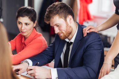 Mutlu son olarak önemli sözleşme imzalama iş ortağı gülümseyen bardakları yakışıklı sakallı girişimci