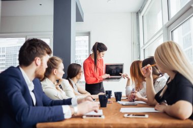 merdiven otururken bir dijital tablet kullanarak sosyal medya stratejisi üzerinde yaratıcı millenial küçük işletme sahipleri