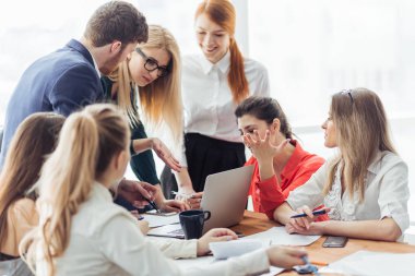 Diz üstü kontrol bir kahve roastery iş sahibi