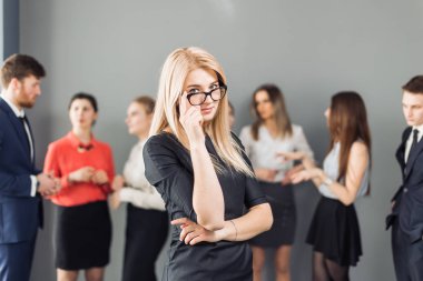 Belgelerle çalışan bir iş kadını