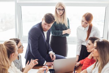 Modern ofisteki iş adamları