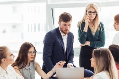 Başarılı işadamları grubu. Şirketin önemli sözleşme tartışılması.