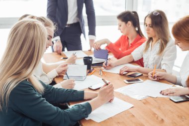 Başarılı işadamları grubu. Şirketin önemli sözleşme tartışılması.