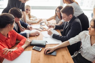 İş adamları toplantı sırasında konferans odasında tartışırlar.