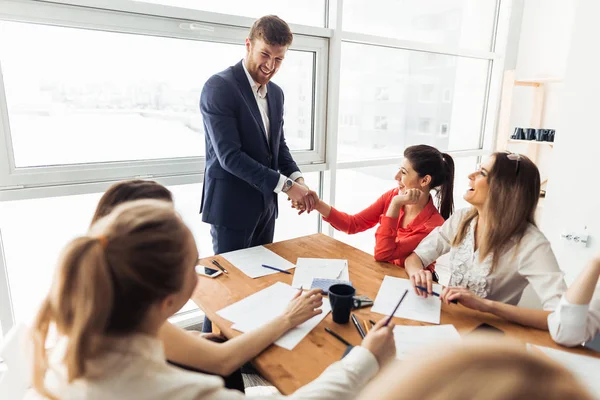 Empresários apertando as mãos, terminando uma reunião — Fotografia de Stock