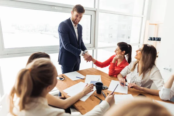 Gente de negocios dándose la mano, terminando una reunión — Foto de Stock