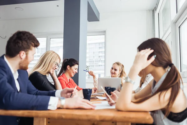 Erfolgreicher Teamleiter und Geschäftsinhaber, der informelle interne Geschäftstreffen leitet. Geschäftsmann am Laptop im Vordergrund. Unternehmens- und Unternehmerkonzept. — Stockfoto