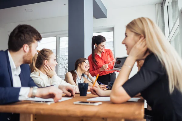 Zakenman werkt op kantoor met laptop en documenten op zijn bureau, consultant advocaat concept — Stockfoto