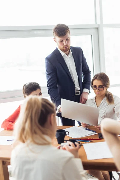 Creatieve millenial kleine ondernemers bezig met sociale mediastrategie met behulp van een digitaal tablet zittend in trap — Stockfoto