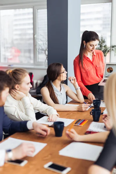 Startup business team on meeting in modern bright office interior brainstorming, εργασία σε laptop και tablet υπολογιστή — Φωτογραφία Αρχείου