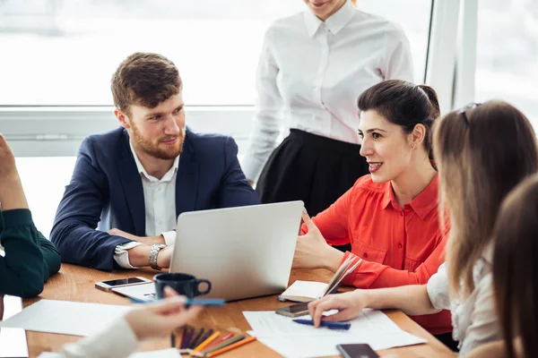 Kurumsal iş takım ve bir Toplantı Yöneticisi