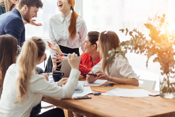 Oameni de afaceri care analizează statistica Concept financiar — Fotografie, imagine de stoc